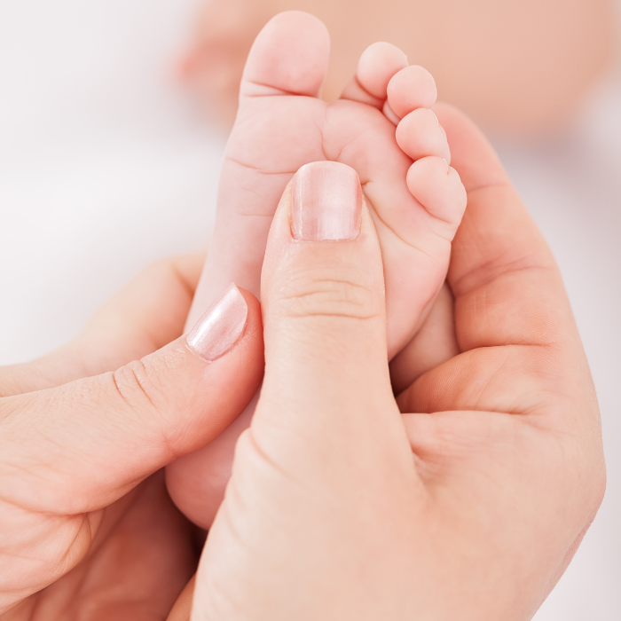 Mit dem Kurs Baby Massage von Lisa Menkhaus die Bindung stärken